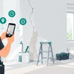 Artisan du BTP montrant à sa cliente une photo de chantier certifiée sur smartphone lors d'un premier rendez-vous