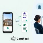 Audit RGE Qualibat : installateur photographiant une pompe à chaleur avec des preuves horodatées et géolocalisées